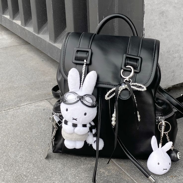Balo da đen phối phụ kiện thỏ Miffy – Cá tính pha chút dễ thương